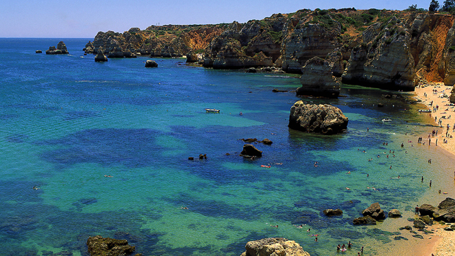 Algarve: Praias de areia dourada, falésias impressionantes e clima solarengo.